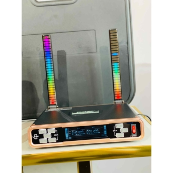 Micro Karaoke P2Plus UHF Siêu Độc Đáo Với Đèn LED RGB và Micro Hát Nhẹ, Hút Tiếng, Chống Hú Rít